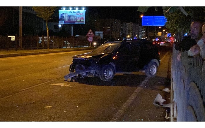 Demir korkuluklara çarpan otomobildeki 2 kişi yaralandı