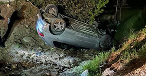 Dere yatağına devrilen otomobilin sürücüsü yaralandı