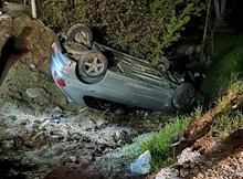 Dere yatağına devrilen otomobilin sürücüsü yaralandı