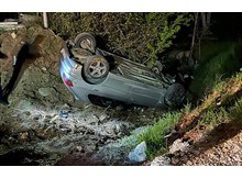 Dere yatağına devrilen otomobilin sürücüsü yaralandı