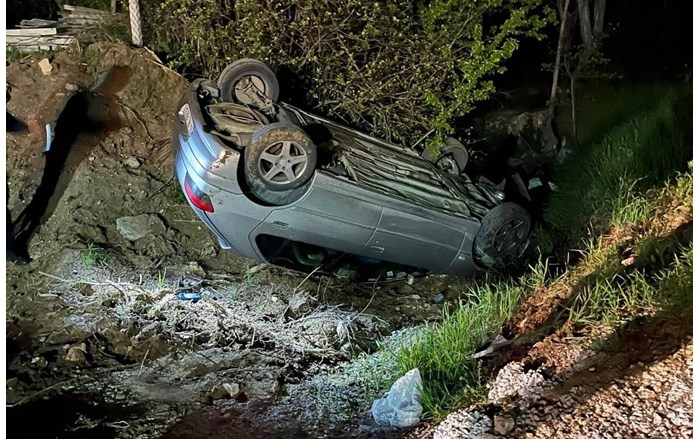 Dere yatağına devrilen otomobilin sürücüsü yaralandı