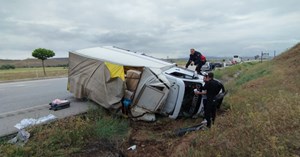Devrilen kamyonetin sürücüsü yaralandı
