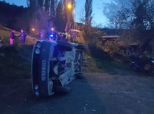 Devrilen otomobildeki 1 kişi yaralandı