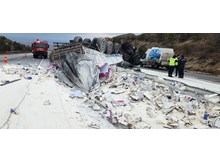 Devrilen tırdaki tonlarca un etrafa saçıldı: 1 yaralı