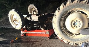 Devrilen traktörün altında kalan sürücü hayatını kaybetti