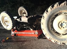 Devrilen traktörün altında kalan sürücü hayatını kaybetti