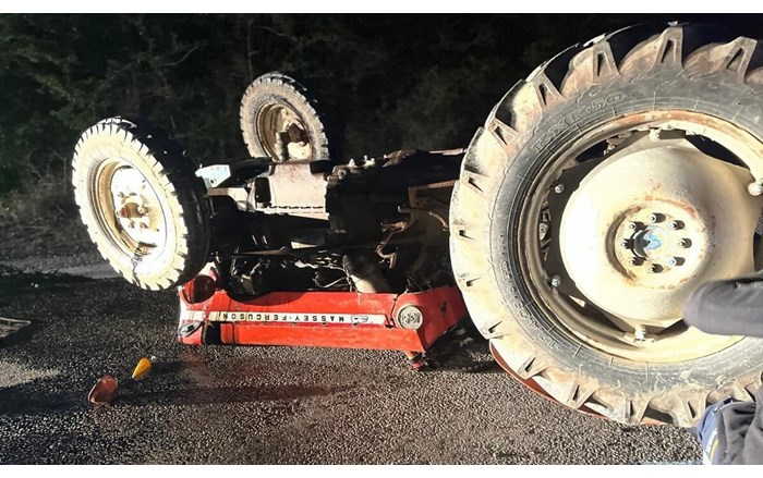 Devrilen traktörün altında kalan sürücü hayatını kaybetti