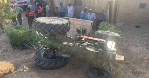 Devrilen traktörün sürücüsü yaralandı