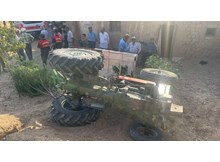 Devrilen traktörün sürücüsü yaralandı