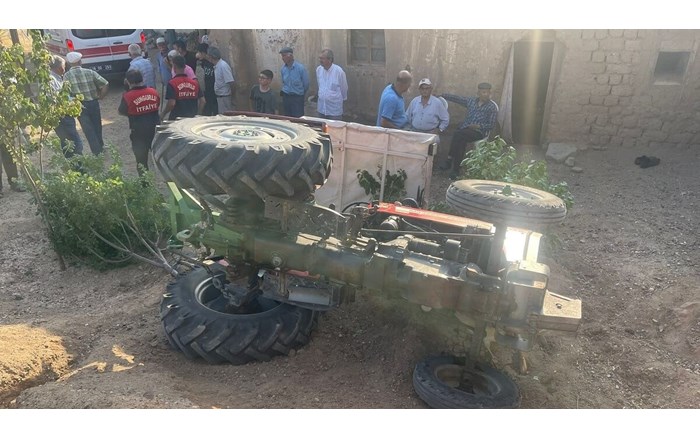 Devrilen traktörün sürücüsü yaralandı