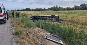 Düğünden dönen minibüs devrildi: 17 yaralı