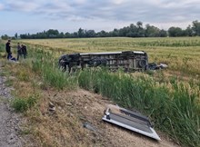 Düğünden dönen minibüs devrildi: 17 yaralı