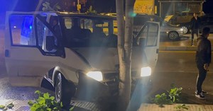 “Dur” ihtarına uymayan sürücü ağaca çarptı