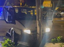 “Dur” ihtarına uymayan sürücü ağaca çarptı