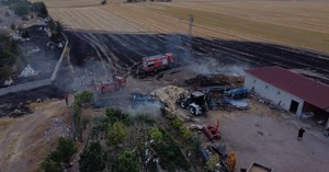 Elektrik direğinden çıkan kıvılcım yangına sebep oldu