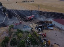 Elektrik direğinden çıkan kıvılcım yangına sebep oldu