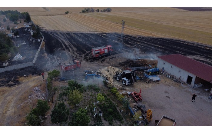 Elektrik direğinden çıkan kıvılcım yangına sebep oldu