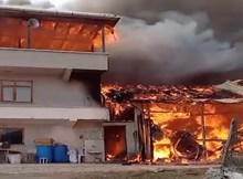 Ev ve ahır, yangında kullanılmaz hale geldi