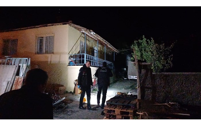 Evinin önünde tabancayla vuruldu