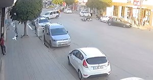 Hafif ticari araç ile motosiklet çarpıştı: 2 yaralı