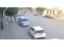 Hafif ticari araç ile motosiklet çarpıştı: 2 yaralı