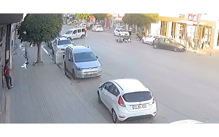 Hafif ticari araç ile motosiklet çarpıştı: 2 yaralı