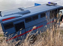 Hükümlü taşıyan nakil aracı kaza yaptı