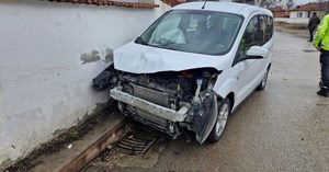 İki araç çarpıştı, sürücüler yara almadan kurtuldu