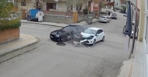 İki otomobil çarpıştı, küçük çocuk camdan fırladı