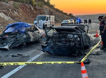 Kafa kafaya çarpışan 2 otomobil alev aldı: 3 ölü, 5 yaralı