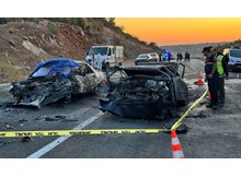 Kafa kafaya çarpışan 2 otomobil alev aldı: 3 ölü, 5 yaralı