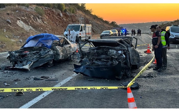 Kafa kafaya çarpışan 2 otomobil alev aldı: 3 ölü, 5 yaralı