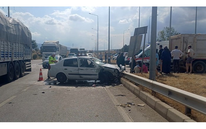 Kamyon ile otomobil çarpıştı: 4 yaralı