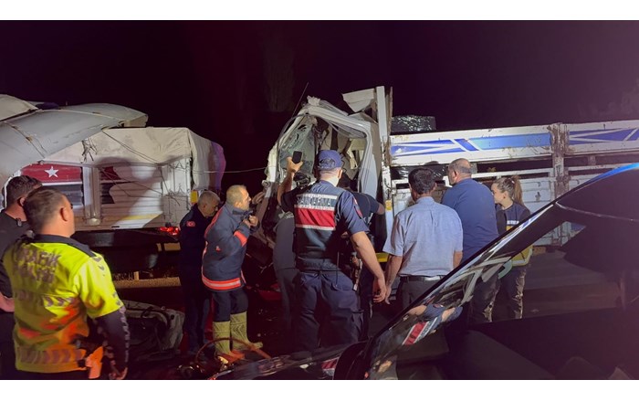 Kamyon tıra çarptı: 1 ağır yaralı