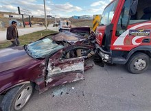 Kamyonla çarpışan otomobil hurdaya döndü: 1'i ağır 3 yaralı