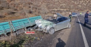 Kamyonla çarpışan otomobil hurdaya döndü, 2 kişi öldü