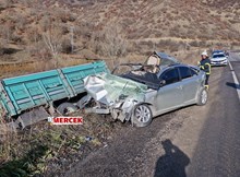 Kamyonla çarpışan otomobil hurdaya döndü, 2 kişi öldü