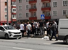 Karşıya geçmek isteyen yayaya otomobil çarptı