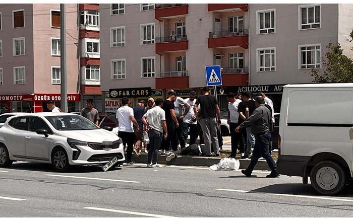 Karşıya geçmek isteyen yayaya otomobil çarptı