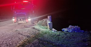 Köprüden aşağı düştü, yaralandı