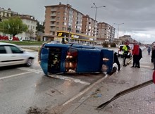 Levhaya çarpan otomobil yan yatarak durabildi: 1 kişi yaralandı