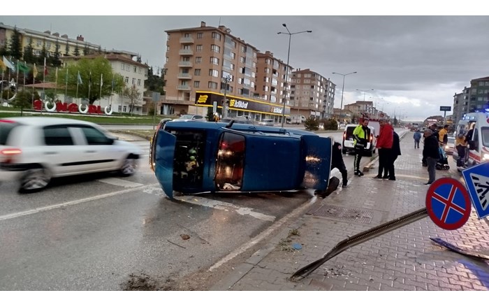 Levhaya çarpan otomobil yan yatarak durabildi: 1 kişi yaralandı