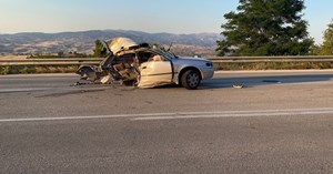 Minibüsle çarpışan otomobil ikiye bölündü: 11 yaralı