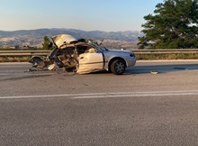 Minibüsle çarpışan otomobil ikiye bölündü: 11 yaralı