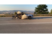 Minibüsle çarpışan otomobil ikiye bölündü: 11 yaralı