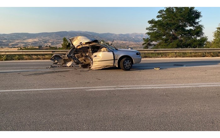 Minibüsle çarpışan otomobil ikiye bölündü: 11 yaralı