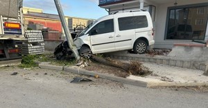 Önce ağaca, ardından direğe çarptı: 1 yaralı