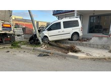 Önce ağaca, ardından direğe çarptı: 1 yaralı