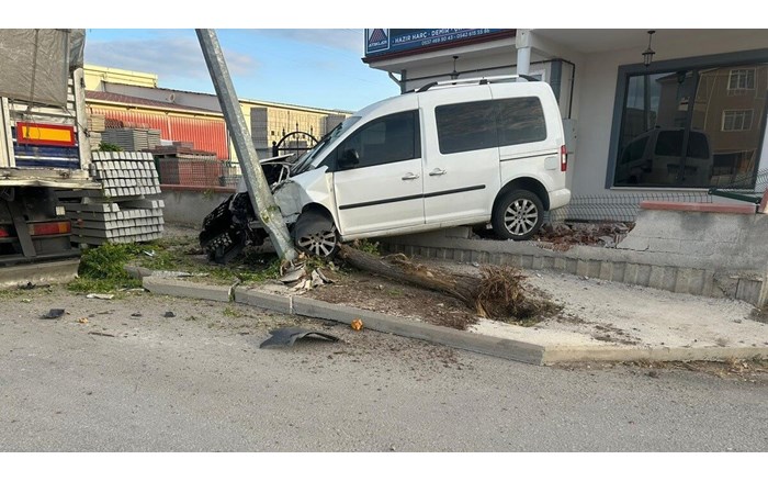 Önce ağaca, ardından direğe çarptı: 1 yaralı
