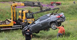 Önündeki araca çarparak şarampole uçtu